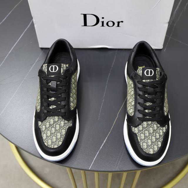 出厂价： 品牌：迪奥dior 标准码：男码38 44 45可以定做 等级：官网同款 材料：原版牛皮料 舒适透气内里 原版耐磨柔软大底 款式类别：休闲运动版 年轻